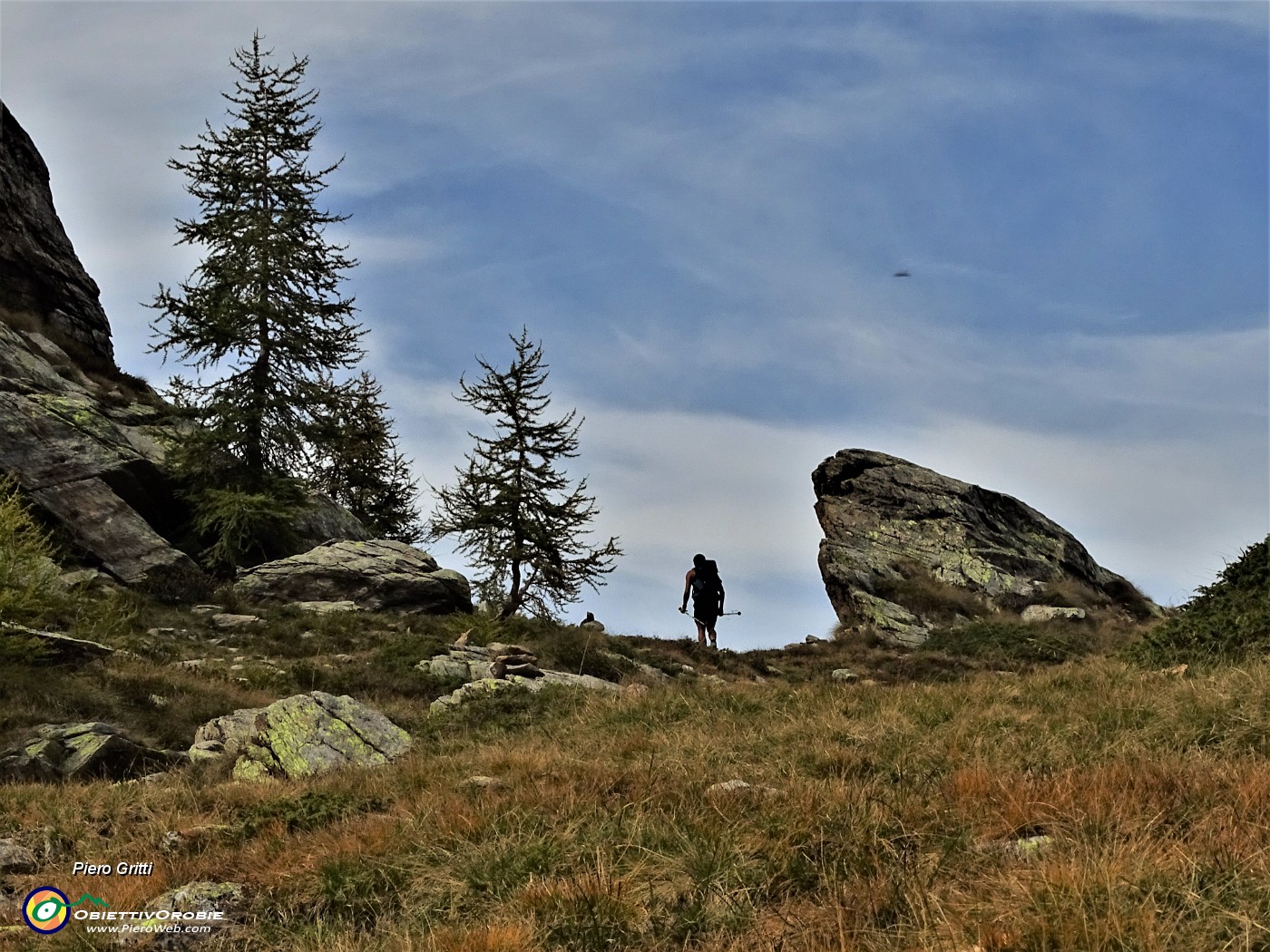 59 Risalendo per traccia al colletto per il Lago della paura .JPG